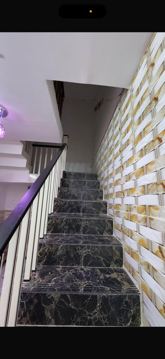 بيت 200 متر طابقين  في النجف حي الجزيرة يحتوي على 3 مشتملات
المشتمل الاول طابق اول  / 150 متر
المشتمل الثاني طابق اول / 50 متر 
المشتمل الثالث طابق ثاني / يعني الطابق الثاني يعتبر مشتمل كامل 

عرض الشارع 8
البيت صبابة كامل 
جديد كما موضح في الصور 
البيت يتكون من 6 غرف مجموع كلي 

سعر البيت / 240 وبي مجال 

للاستفسار / ***********

ملاحضة / ينزل من سعر البيت 45 مليون لغرض رهانة لمشتمل الطابق الثاني وال50 متر  فقط
