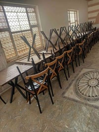 ٢٢ طاوله • ٤٤ كرسي • استعمال قليل