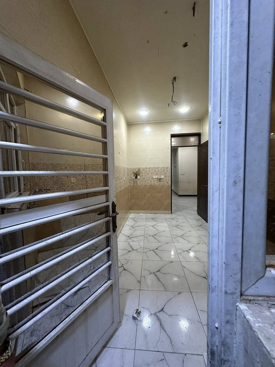 دار للإيجار ارضي يحتوي على (ثلاث غرف نوم )مع صاله ومطبخ وخدمات عدد ٢ مع (حديقه وكراج )الموقع شارع عمر قرب حديقه الاخطل للاستفسار ‭٠٧٨٤ ٦٢٩ ١٦٠٩‬ عمر @شركه تراث البنيان
