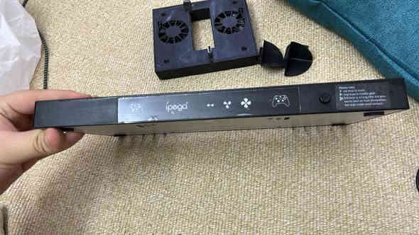 سلام عليكم سماعة ايسترو A10 للبيع جديدةة مستخدمة قليل جداً وقاعدة اكس بوكس سريس xتبريد بيها مروحتين ومكان تعلك بيها السماعة للبيع ثنينهم العنون بغداد البلديات شارع الكنيسة للاستفسار ***********
