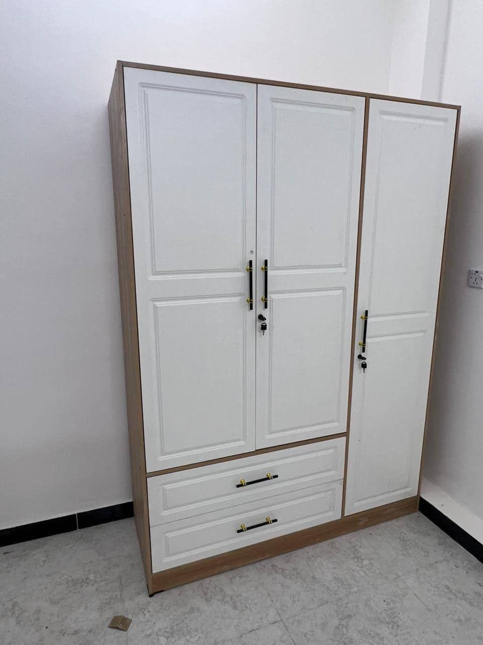 كنتور 3 باب عرض متر ونص

 ارتفاع مترين عمق 50 سم

 يوصل بالكارتون ما مشدود

للحجز ***********
