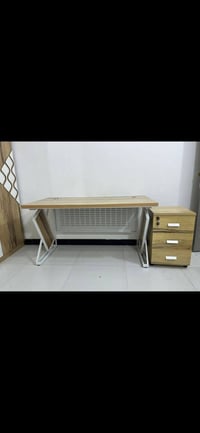 كرسي وميز ولوكر نظيفات جدا السعر 180 للاستفسار خاص او  07854176112 وات...