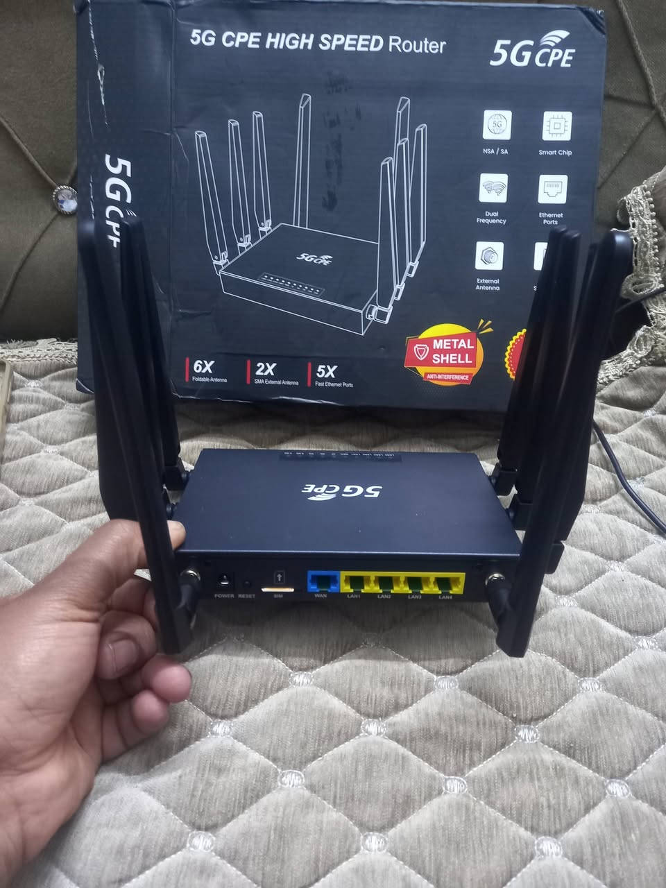 الاتصال بالشبكة: يدعم شبكات الجيل الخامس (5G) والجيل الرابع (4G) بأوضاع NSA/SA.
السرعة: يوفر سرعات تنزيل عالية (تصل إلى 3.6 جيجابت في الثانية نظرياً في بعض الطرازات).
Wi-Fi: يدعم معايير Wi-Fi حديثة، مثل Wi-Fi 6، لضمان تغطية قوية واتصالات مستقرة.
الهوائيات: يتميز بهوائيات متعددة، وفي هذه الحالة المحددة، يشير الصندوق إلى وجود 8 هوائيات إجمالاً، بما في ذلك هوائيات خارجية قابلة للطي (6X) وهوائيات SMA خارجية (2X).
المنافذ: يحتوي على منافذ إيثرنت لتوصيل الأجهزة السلكية.
التصميم: يأتي بهيكل معدني للمساعدة في مقاومة التداخل والتبديد الفعال للحرارة٠٠ سعر 90 وتساب  ***********
