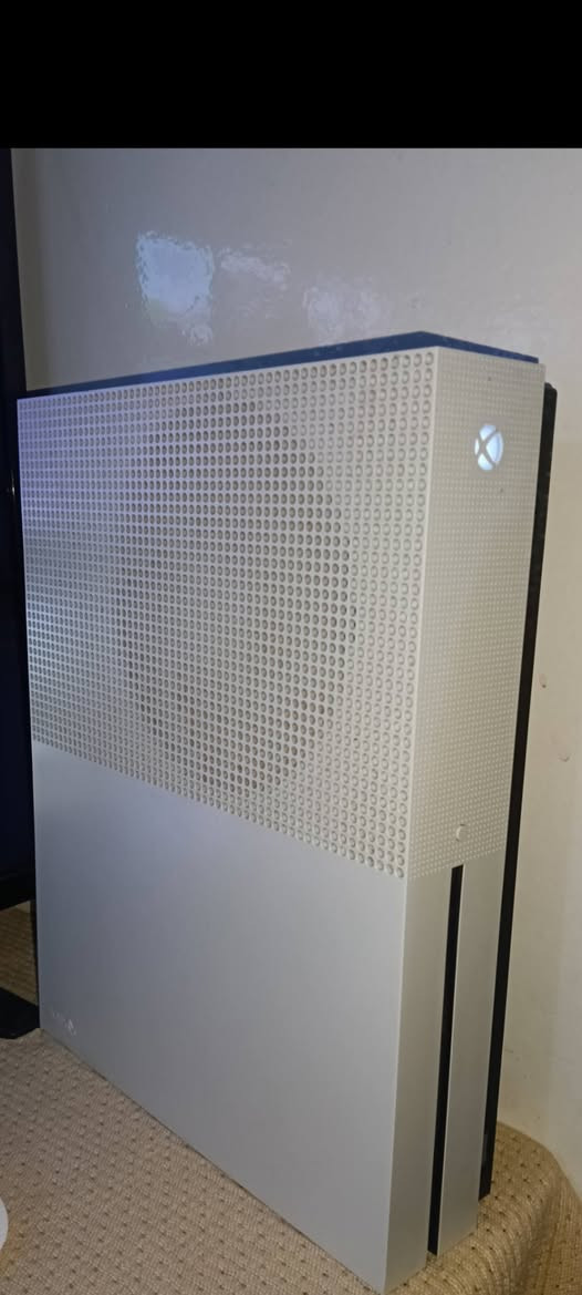 اكس بوكس . ون اس . ذاكرة 1 تيرا نظيف كلش مع كارتونته واغراضه الاصلية  . سعره 160 مكاني الموصل .
***********
