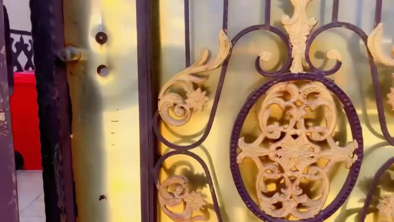 السلام عليكم دار للبيع في الغزالية شارع الضغط مساحته ١٠٠م قاطعين مرتب ونظيف وجاهز للسكن للاستفسار الاتصال على الرقم ***********
