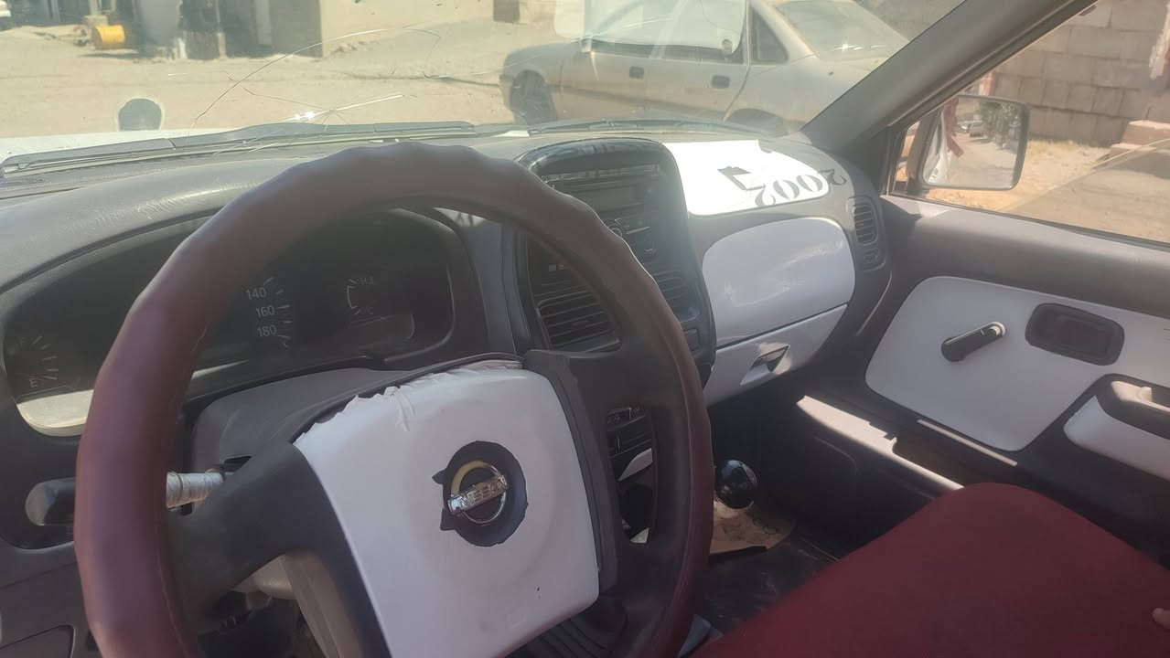 نیسان 2002
سەنەوی بەغدای لەگەلە
سەیارەکە بئ بۆیاخە
پێشو پشتی کەپسە
گێرو بەشەرت
مەکیـــــنەی بەشەرت
سەیارەکە هی مالانەو هی مەعرەز نیە
توندو تۆلی بەشەرت
ســەیارەکە نــمونەیە
مالی دۆستە
مشتەرری تێل بکات
***********
***********
