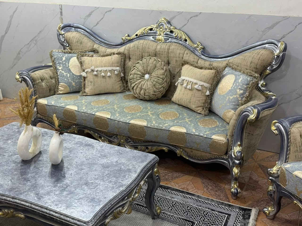 تخم زان ايطالي ١٠ مقعد مع ميز وسطي مع ١٤ كوشة فول نضافه اخو الجديد ***********
