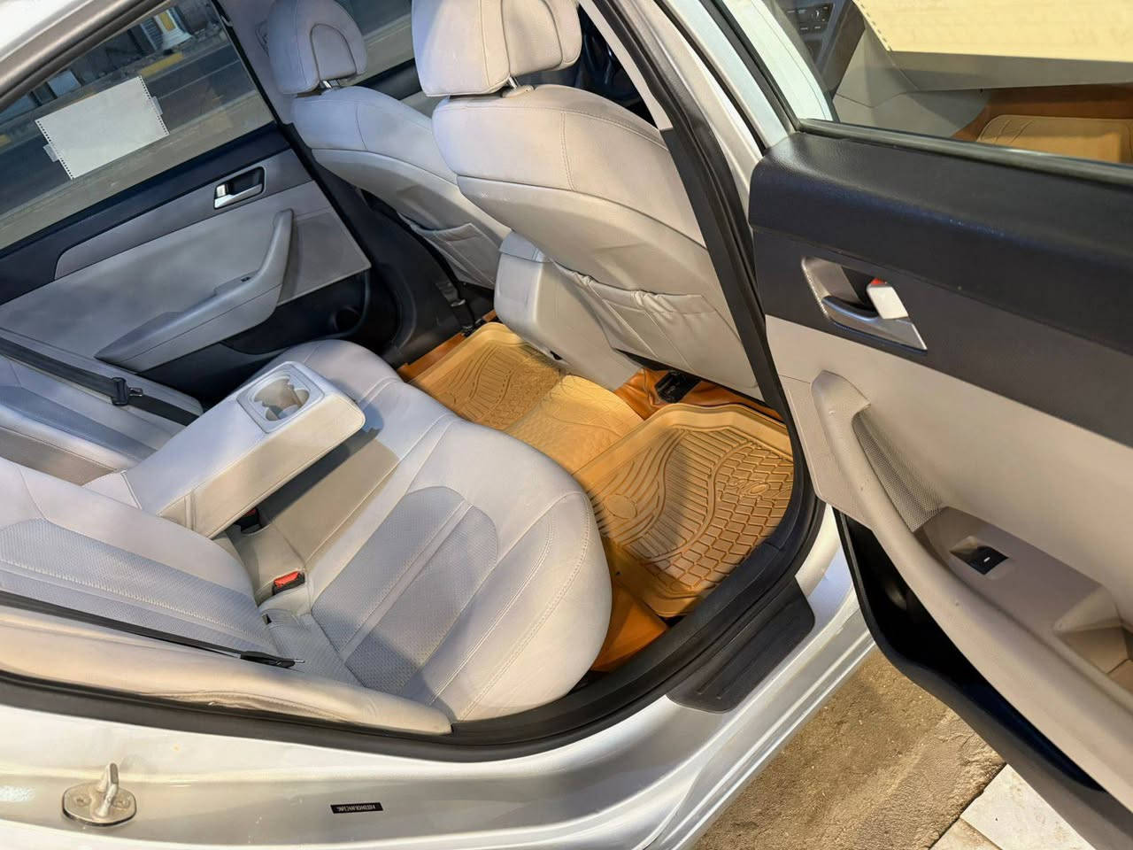 سوناتا 2016 رقم دولي بصره سنويه وهزه جديده وارد امريكي حادثها بسيط جداً بارد بالبنيد بدون اي ضرر داخلي. وبالعراق بيها  صبغ  الجاملغ الامامي  تجميل وبيه صبغ بالهلال الخلفي والباقي كفاله من الفتح والتبديل سياره جديده  موصفات نص فول محرك ٢٤٠٠ كير حداديه تبريد محرك كلشي جاهز وجديد مكان السياره ذي قار.  السعر 130
*********** ناصرية, ذي قار
