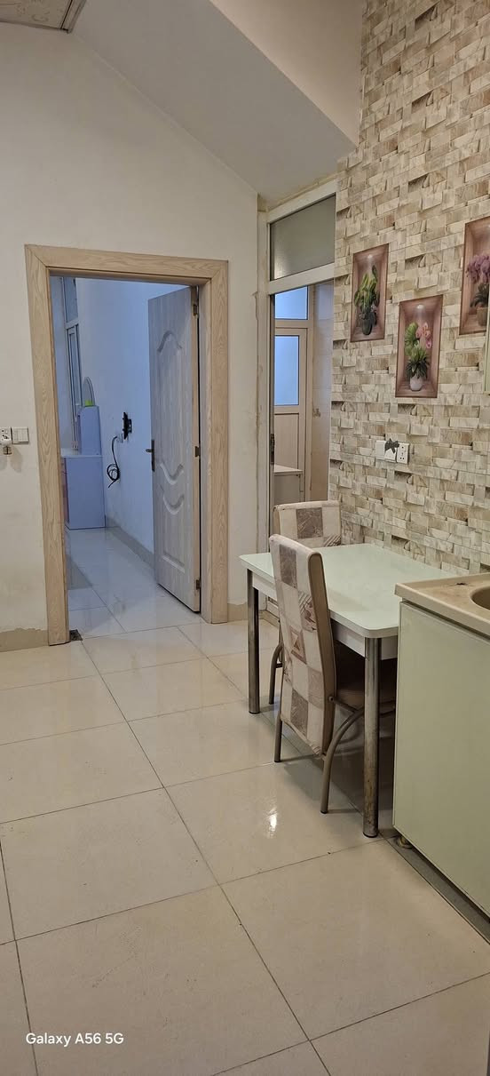 شقة مؤثثة للايجار منطقة شورش شارع حديد وخشب غرفة وصالة مؤثثة 
السعر 300 دولار
‏إيجارات اربيل:
***********
***********
