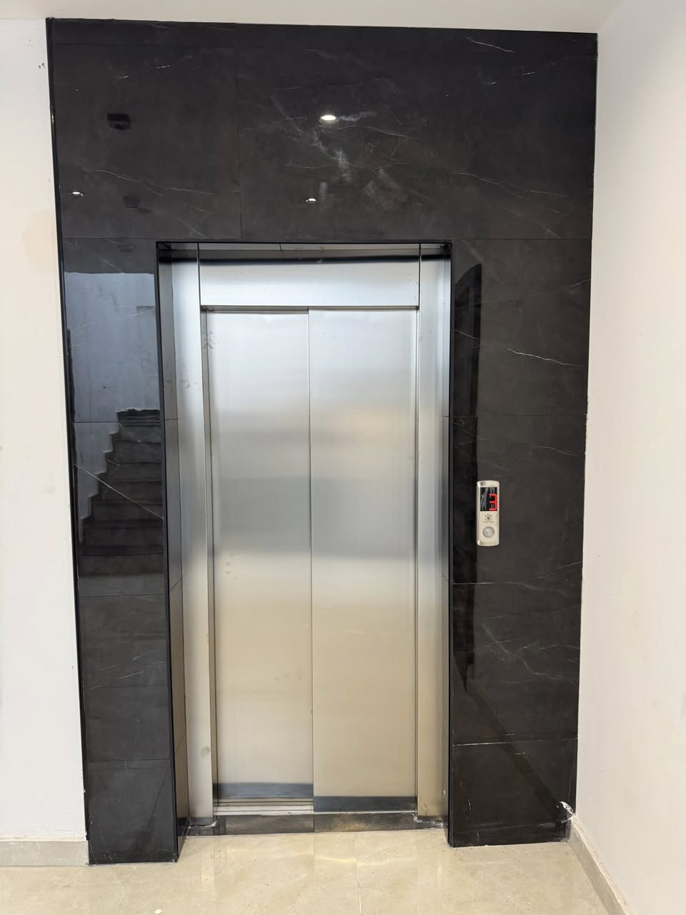 🏡 شقق سكنية للإيجار – بغداد / الجادرية
تتوفر شقق سكنية حديثة صفر بموقع مميز في الجادرية – مربع الرئاسي قرب جسر الطابقين.

🔹 مواصفات الشقة:
• غرفتين نوم
• صالة معيشة
• مطبخ أمريكي
• حمام واحد

🔹 التجهيزات والخدمات:
• كاونتر مطبخ متكامل مع:

* ثلاجة
* مايكروويف
* فرن
* طباخ
* مرشحة مياه
* مكيفات إنفيرتر في جميع الغرف
* نظام دخول ذكي (Smart Home System)
* كراج مغلق للسيارات
* مصعد كهربائي
* درج للطوارئ والخدمة

📍 الموقع:
بغداد – الجادرية – مربع الرئاسي – قرب جسر الطابقين

📞 للاستفسار والحجز:
***********
***********
