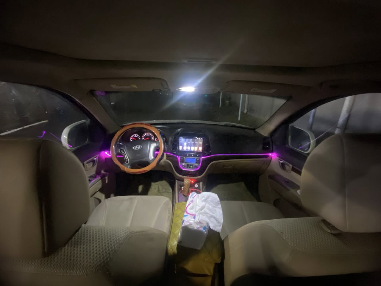 📣 للبيع: سنتافي موديل 2010 (6 سلندر) فول مواصفات 1/1
السيارة مال بيت ونظيفة جداً، جاهزة من كلشي وما محتاجة أي مصروف (شغل واطلع).
تفاصيل السيارة:
• الموديل: 2010 شكل 2012
• المحرك: 6 سلندر 3.5L 
• المواصفات العالية:
• فتحة سقف .
• بصمة تشغيل وبصمة أبواب.
• مرايا شفط (طي كهربائي).
• كرسي كهرباء .
• 7 راكب (ثلاث قطع تبريد ثلج).
• الماشية: 118 ألف كم فقط (حقيقي).
• حالة البدن: * صبغ قطعة واحدة فقط.
• بيها تعديل بارد بسيط.
• باقي السيارة مكفولة كفالة عامة (مكينة، كير، شاصي بشرط الفحص وين ما تريد).
الملاحظات:
• كل الكهربائيات شغالة 100%.
• المكان: [بغداد ].
• السعر: للاستفسار يرجى الاتصال.
للتواصل والاستفسار:
📞 [***********]
