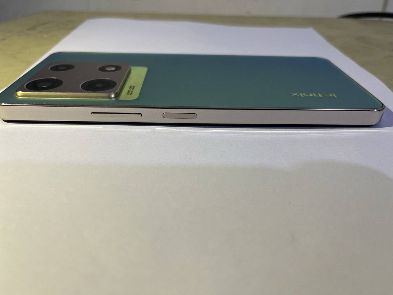 1. الأداء والمعالج
المعالج: MediaTek Helio G99 (بدقة تصنيع 6 نانومتر). وهو معالج ثماني النواة يقدم أداءً مستقراً جداً في الألعاب والتطبيقات اليومية.
ذاكرة الوصول العشوائي (RAM): يأتي بـ 8 جيجابايت، مع إمكانية توسعتها افتراضياً لتصل إلى 16 جيجابايت.
ذاكرة التخزين: 256 جيجابايت (من نوع UFS 2.2)، ويدعم تركيب ذاكرة خارجية (microSD).
2. الشاشة
النوع: AMOLED تدعم مليار لون.
المقاس: 6.67 بوصة بدقة FHD+ (1080×2400 بكسل).
التردد: 120 هرتز، مما يوفر سلاسة عالية في التصفح والألعاب.
السطوع: يصل إلى 900 شمعة، مما يجعله جيداً للاستخدام تحت أشعة الشمس.
3. الكاميرات
الكاميرا الخلفية (ثلاثية):
الأساسية: 108 ميجابكسل (فتحة عدسة f/1.7) تقدم تفاصيل دقيقة.
كاميرا للعزل (2 ميجابكسل) وكاميرا للذكاء الاصطناعي.
تصوير الفيديو: يدعم حتى دقة 2K (1440p) بمعدل 30 إطاراً في الثانية.
الكاميرا الأمامية: 32 ميجابكسل مع فلاش مزدوج لصور سيلفي واضحة.
4. البطارية والشحن (نقطة التميز)
السعة: 5000 مللي أمبير.
الشحن السلكي: يدعم الشحن السريع بقدرة 68 واط (يشحن 80% في حوالي 30 دقيقة).
الشحن اللاسلكي: يدعم الشحن اللاسلكي بقدرة 15 واط (ميزة نادرة في هذه الفئة السعرية).
الشحن العكسي: يدعم شحن الأجهزة الأخرى سلكياً ولاسلكياً.

السعر على الخاص


**إذا كنت صاحب هذا الإعلان وتريد حذفه لأي سبب، رجاءا أرسل رسالة إلى الدعم الفني**