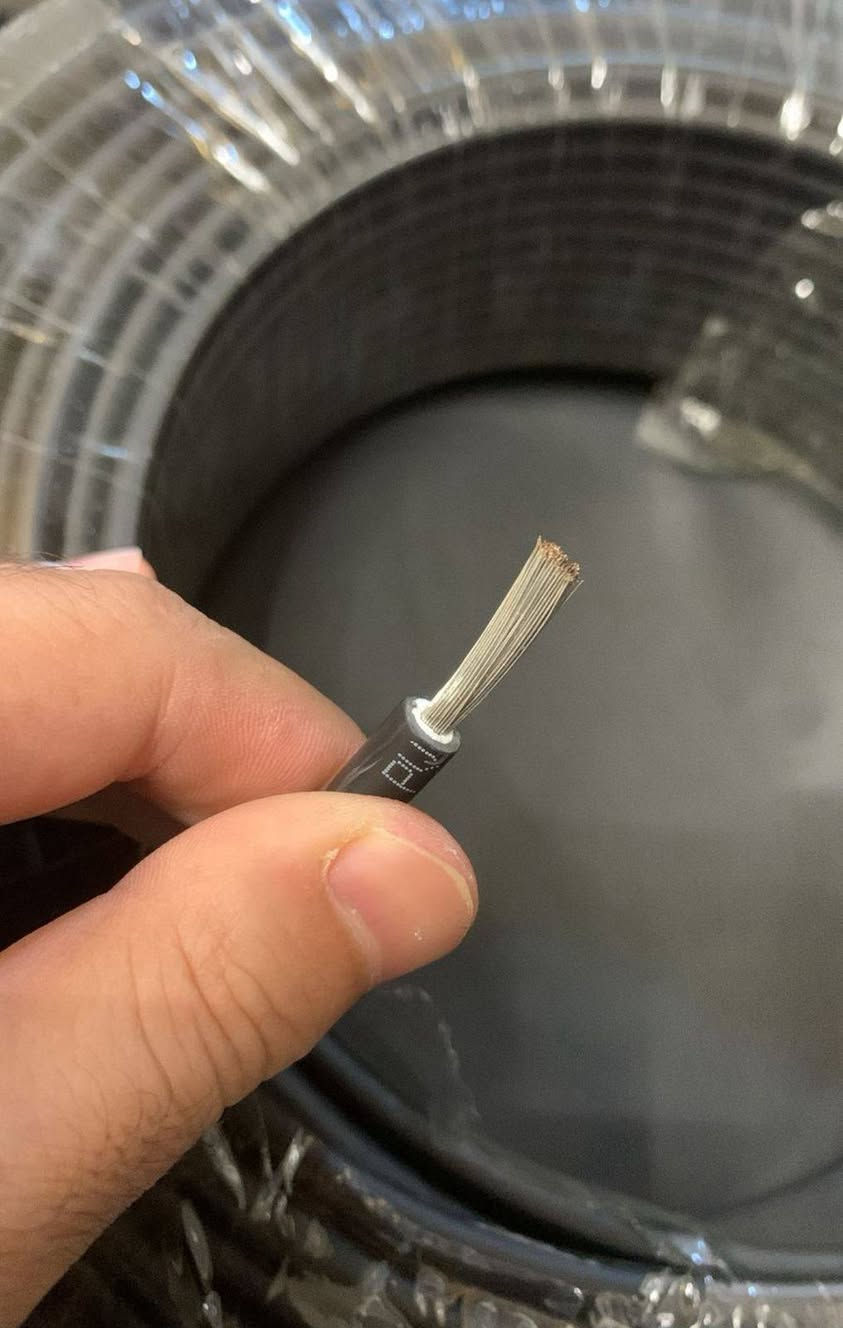 #منشور_من_مكتب_الشاهين_الزراعي
فرع الطاقة الشمسية ⚡☀️
يعلن مكتب الشاهين الزراعي – فرع الطاقة الشمسية
عن توفر سلك طاقة شمسية PV1-F كوالتي عالي
مخصص للمنظومات الشمسية الزراعية والمنزلية
☆☆☆☆
#المواصفات_الفنية:
✔️ النوع: Solar Cable – PV1-F
✔️ السماكة: 6 ملم²
✔️ الجهد: 0.6 / 1 KV
✔️ الطول: 100 متر (رول كامل)
✔️ نحاس نقي عالي الجودة
✔️ عازل قوي مقاوم لأشعة الشمس (UV)
✔️ يتحمل حرارة عالية ومناسب للعمل الخارجي
✔️ مقاوم للرطوبة والأمطار
☆☆☆☆
#قدرة_التحمل:
▪️ يتحمل أمبير عالي
▪️ يقلل الفقد الكهربائي
▪️ آمن للانفيرترات والكمباينر
☆☆☆☆
#الاستخدامات:
▪️ ربط الألواح الشمسية
▪️ منظومات زراعية
▪️ منظومات منزلية وتجارية
▪️ التوصيل بين الألواح والانفيرتر
☆☆☆☆
#_متوفر_جملة_ومفرد
🚚 خدمة توصيل لجميع المحافظات العراقية
📞 للاستفسار والحجز:
📲 واتساب / اتصال: 
*********** مهندس اركان واتساب 
*********** مهندس مصطفى 
*********** مدير المبيعات 
✨ مكتب الشاهين الزراعي
#خبرة_جودة_ثقة
