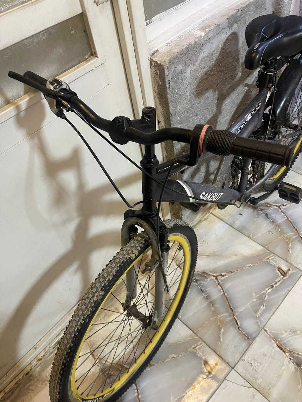 سلام عليكم بايسكل للبيع حجم24بس نقص ابريك اتشده سعره 115وًبي مجال مكاني بغداد حي الجهاد الرقم***********
