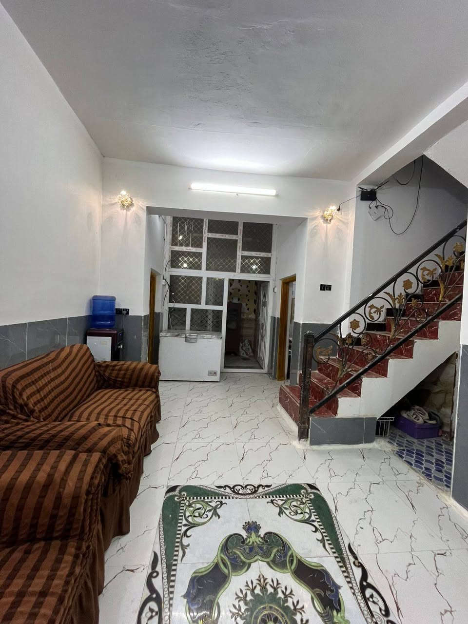 بيت للبيع 100متر بحي الجمهوري قرب سوق الخضار طابقين ***********
