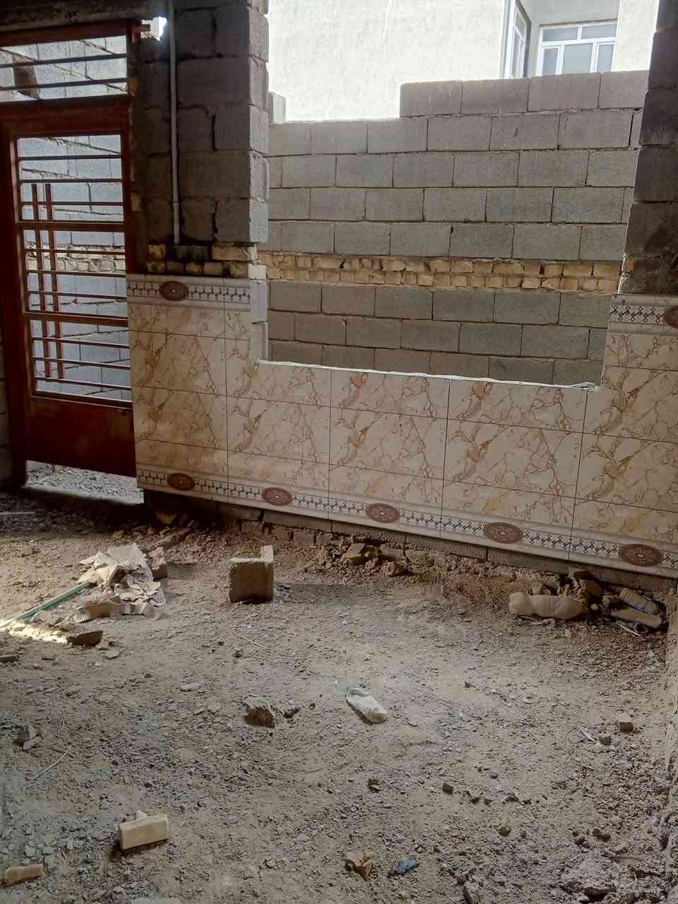 دار للبيع منطقة ابو حلاوة خلف داءرة المرور موقع مميز مقابيل البيت خدمات حديقة بل مرتسم المساحة 200متر للستفسار ***********
