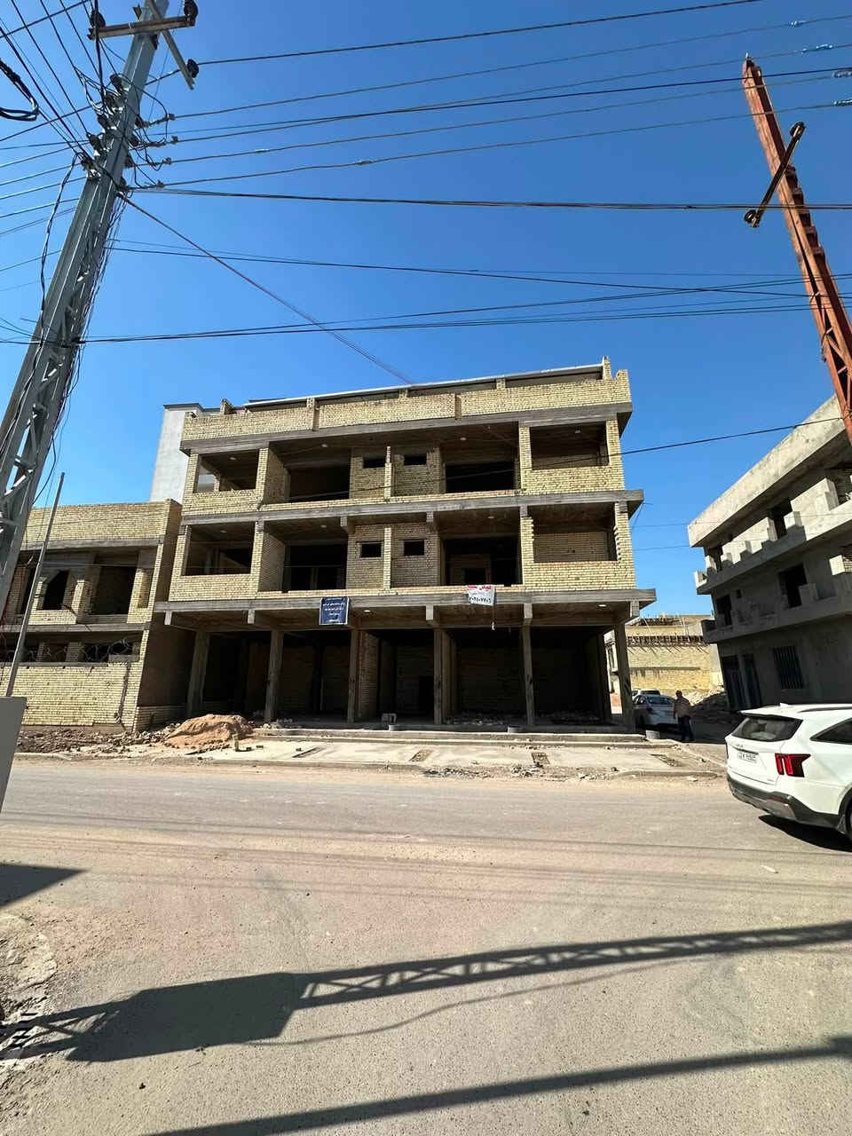 هيكل ركن  للبيت في حي الخليج بغداد الجديدة
مساحته 260 م مع قطعة ارض خلفية ملاصقة مساحتها 108م 
الطابق الارضي : خمس محلات جوه مساحة الواحد 40م
الطابق الاول : شقتين مساحة الواحدة 125 م تحتوي الشقة الواحدة  غرفتين وحمامين ومطبخ وصالة كبيرة وصالة  صغيرة 
الطابق الثاني شقتين ايضا نفس الوصف 
الثالث  بيتونة وصالة جبيرة 

محلة 705 , زقاق 1
للاتصال ***********
