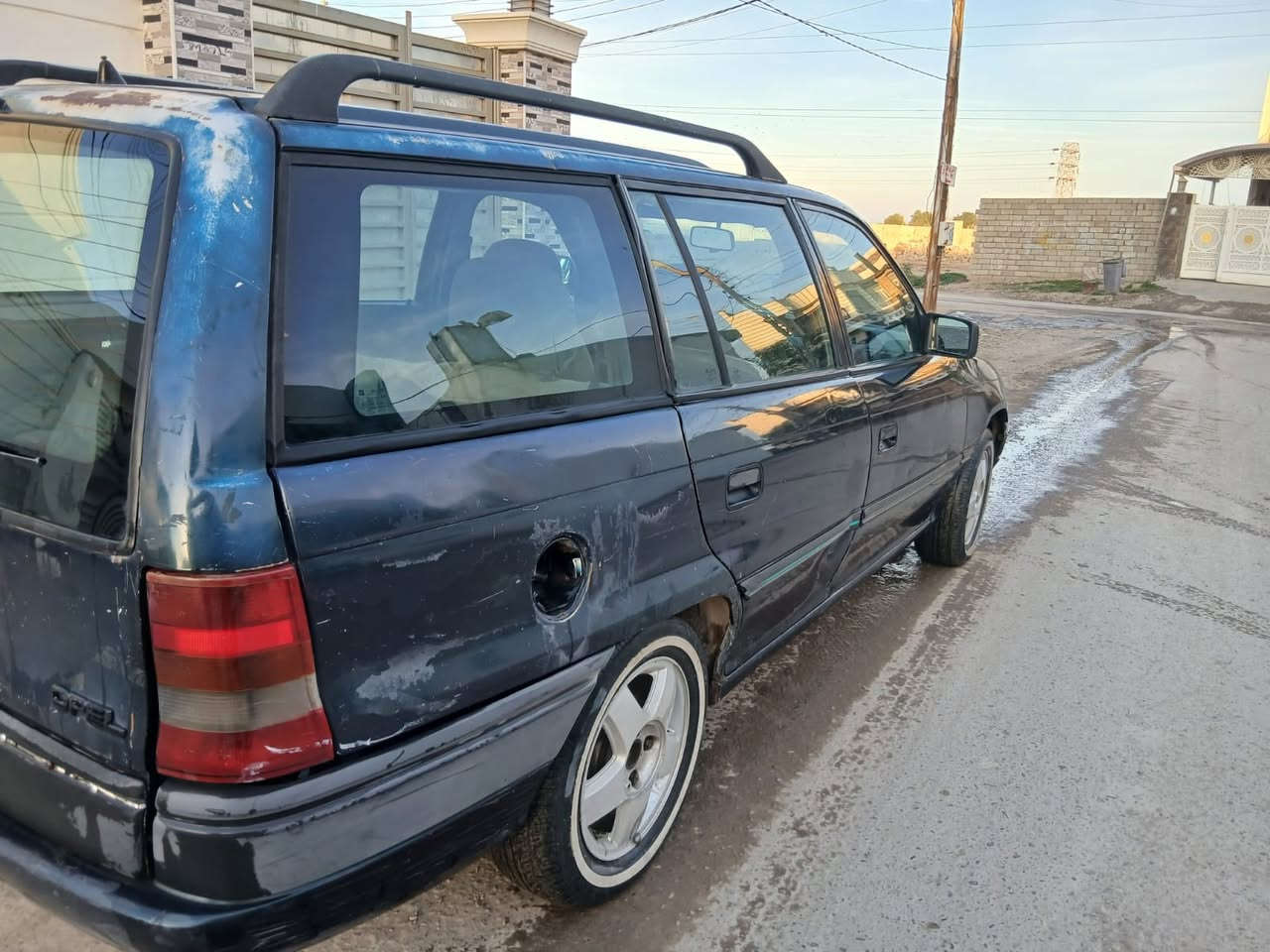 موديل ١٩٩٤ تحتاج مشط ستيرن والنمره الثالثه للكير عاطله والباقي وين يطلع براحته والمحرك امجفت فوك وجوى ٢٠  باسم حائز ثالث وبالامكن عمل وكاله من وكيل عام من الحائز الثالث والسعر ٢٨ ورقه وبيها مجال للاستفسار ***********.   او***********
