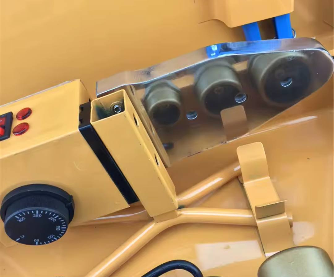 متوفر كاوية لحام أنابيب البلاستيك (PPR) من العلامة التجارية Jian Hua. 
الاستخدام: مصممة لحام وصهر أنابيب البلاستيك الحراري مثل PPR وPE وPB. 
المميزات: تتميز بتحكم إلكتروني في درجة الحرارة للوصول إلى لحام قوي وموثوق. 
الملحقات: تأتي عادة في حقيبة معدنية وتتضمن رؤوس لحام بأحجام مختلفة (غالباً من 20 مم إلى 32 مم أو أكثر) وقاطع أنابيب. 
المواصفات الفنية: تعمل بقدرة كهربائية تتراوح عادة بين 600 إلى 800 واط على جهد 220 فولت. 
السعر 50 والتوصيل مجاني
@أبرز المعجبين


**إذا كنت صاحب هذا الإعلان وتريد حذفه لأي سبب، رجاءا أرسل رسالة إلى الدعم الفني**