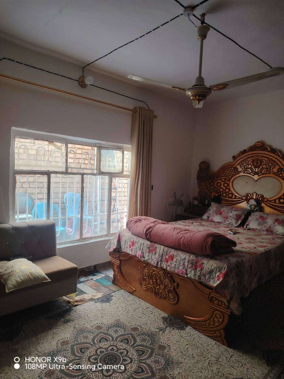 السلام عليكم ورحمة الله وبركاته بيت للبيع نظيف كلش ٣٠٠ متر مطلوب مبادره قرب كراج الحولي البيت يتكون ٢غرف وبراني وصاله ومطبخ وساحه وحديقه وصحيات ***********
