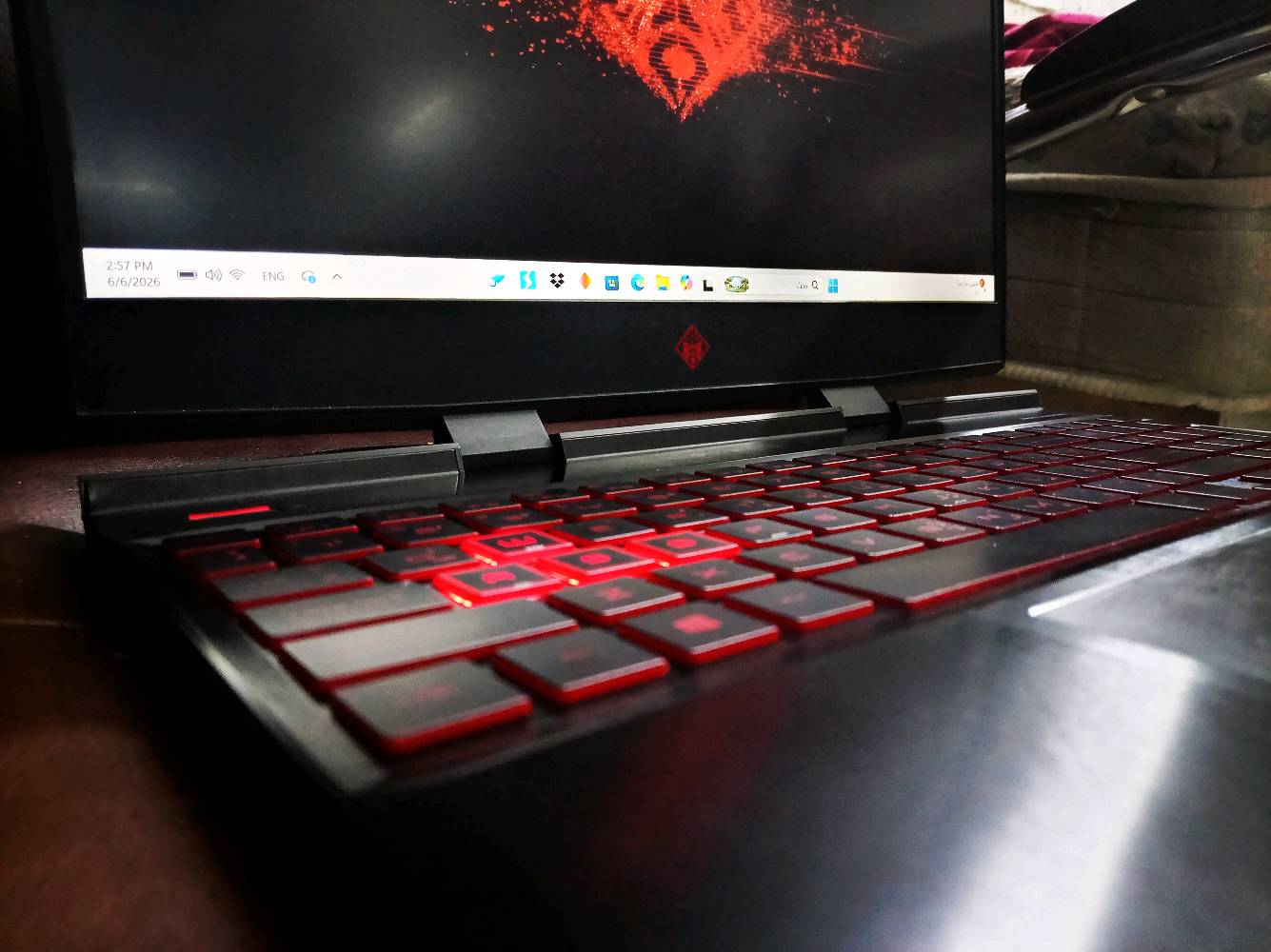 السلام عليكم 
للبيع لابتوب كيمينغ   hp omen 15t-dc100

المواصفات:
كارت الشاشة: gtx1660 ti  6GB GDDR6
المعالج: Intel core i7-9750H 2.6GHz
الرامات:16GB
الذاكرة:  1.14 تيرا HDD
الشاشة: 15.6  FHD1920×1080 IPS  مع HDR
نظام وندوز 11

الملحقات:
_شاحنة أصلية مال جهاز
_ماوس كيمينغ شركة bloody اصلي A90 يحتوي الوان rgb َوتطبيق خاص بيه
_سماعة هيدفون شركة bloody   موديل G575 صوت محيطي تقنية 7.1  مع RGB
جوستك كيمنغ  نوع 8bit do ultimate يحتوي شفتات إضافيه بالاسفل

السعر: 700 الف
مكاني بغداد_الوزيرية
*********** للاستفسار خاص او واتساب