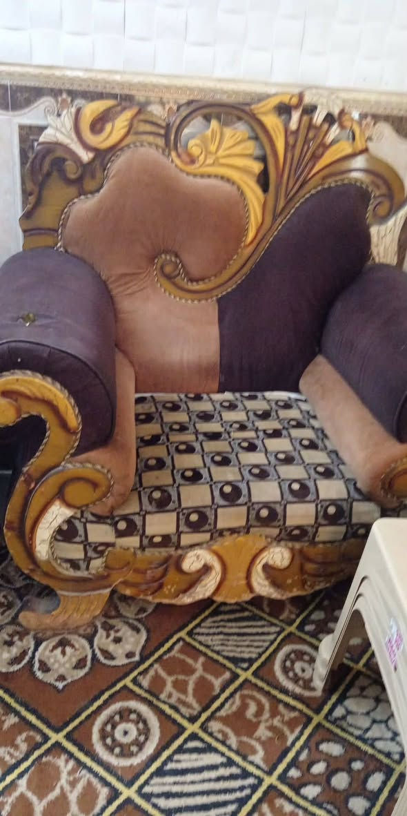 تخم للبيع ١٠ مقاعد ملكي السعر ١٥٠ فقل مكان في الحله مركز المدينه واتساب ***********
