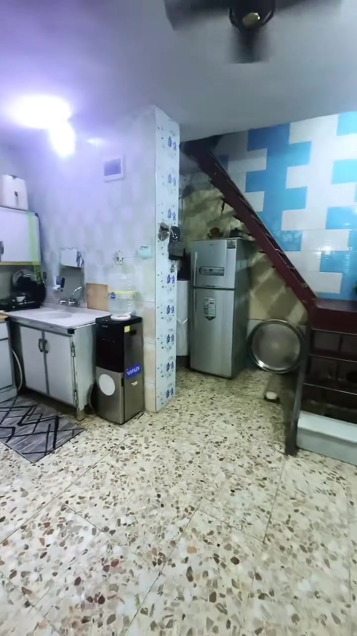 📣 بيت للبيع في بغداد - منطقة المعوقين (الزراعي)
تفاصيل العقار الأساسية:
 المساحة الكلية: 120 متر مربع.
 الأبعاد (الواجهة والنزال): العرض 5 متر \times النزال 24 متر.
 الموقع: منطقة المعوقين (الأراضي الزراعية) - قبل السدة - بالقرب من جامع الإمام الصادق (ع).
🏡 يحتوي البيت على:
 🛋️ استقبال واسعة ومناسبة للضيوف.
 🛏️ غرفة نوم.
 🍳 مطبخ.
 🚿 مرافق صحية (حمامات عدد 2): حمام داخلي + حمام خارجي.
 📦 بيتونة كبيرة في الطابق العلوي (تصلح كمخزن أو مساحة إضافية).
💡 ملاحظة: البيت جاهز للسكن وموقعه مميز وقريب من الخدمات والجامع.
📞 للاستفسار ومعرفة السعر أو المعاينة:***********
