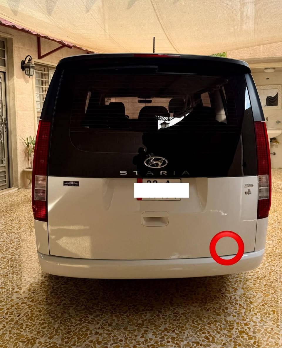 السلام وعليكم سيارة هيونداي ستاريا موديل 2023 لون ابيض رقم إجرة وارد كوري  محرك بانزين 6V  عدد الركاب 11 بيها شبر بارد نفس ما موضح بل صورة  لباقي وضع شركة شراي اتصل ***********
