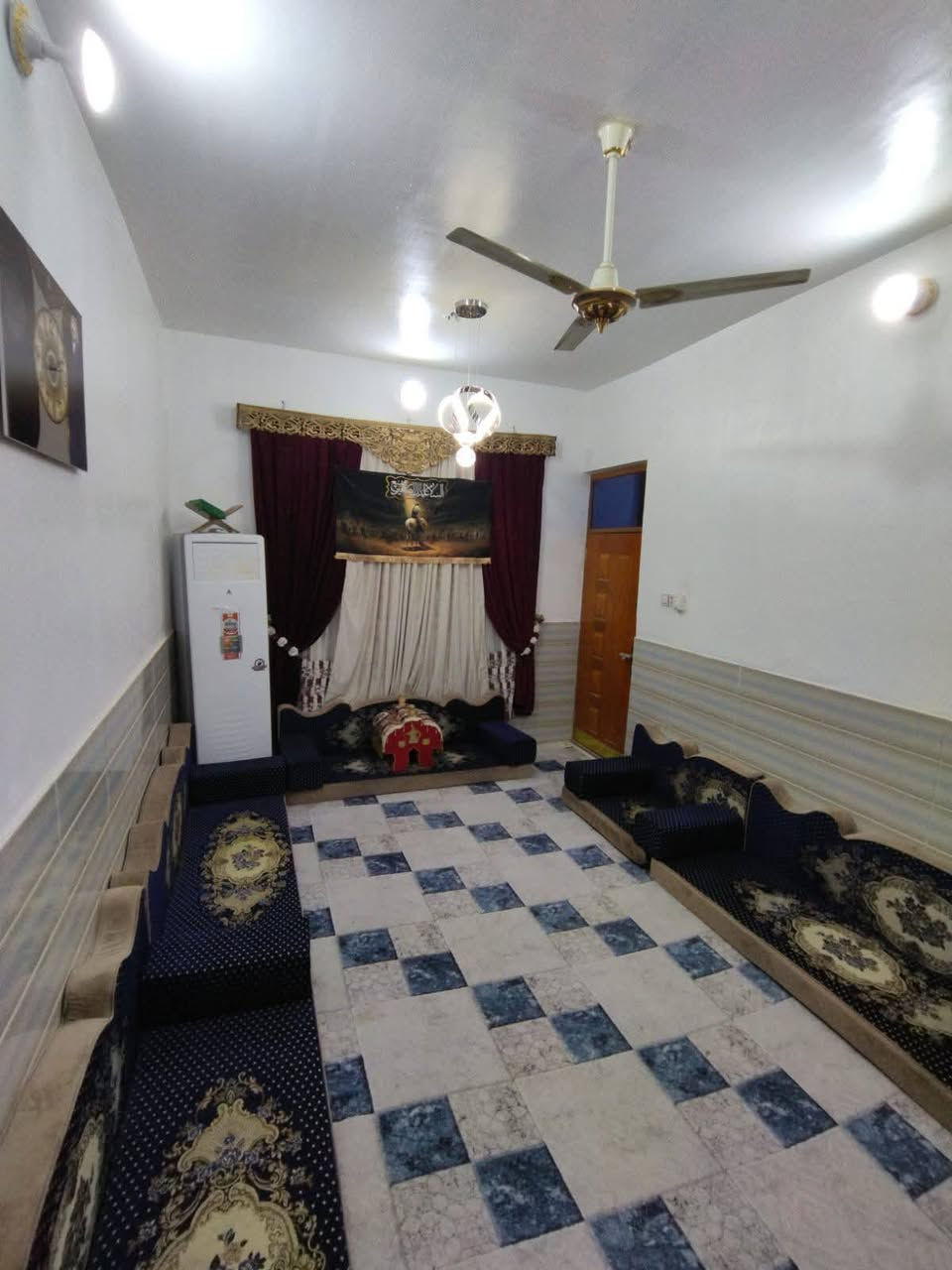 للبيع
بيت تحفه بناء ٢٠٢٢

المساحه ١٢٠م طابقين

بناء حديث كونكريت مسلح

يقع على ساحه

في حي شهداء

سعر ١٨٠ بيه مجال

يحتوي طابق الأول على غرفه وصاله ومطبخ وصحيات داخليه وخارجيه واستقبال

طابق ثاني ٣ غرف وصاله وصحيات
موبايل ***********
