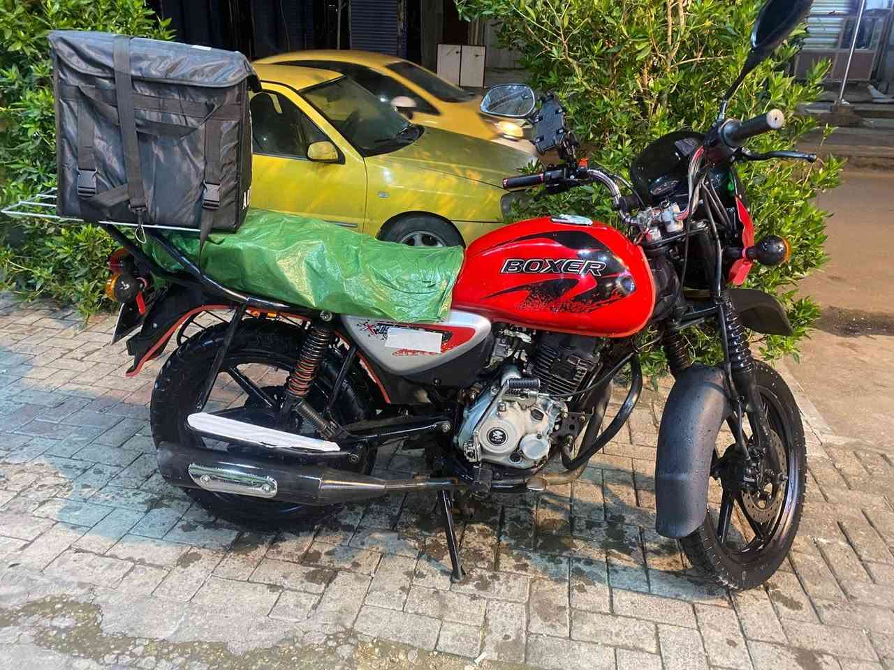 السلام عليكم حبايب كلبي بوكسر جبلي للبيع موديل ٢٠٢٣ نازله بل ٢٠٢٤ مرقمه رقم بغداد انكليزي مشروع وطني الدراجه ممشتغله دلفري ويل او تاير امامي جديد صينيه مالتها جديده اني فاتحه المكينه سبانه ممدوده عليها كفاله لا تنقيص لا تبخير وبيها شاحنه ذكيه او عكرب اصلي بس مانع اهتزاز وبيها لايت زنون الدراجه خير من الله مكاني بغداد البياع السعر خاص او اتصل ***********
