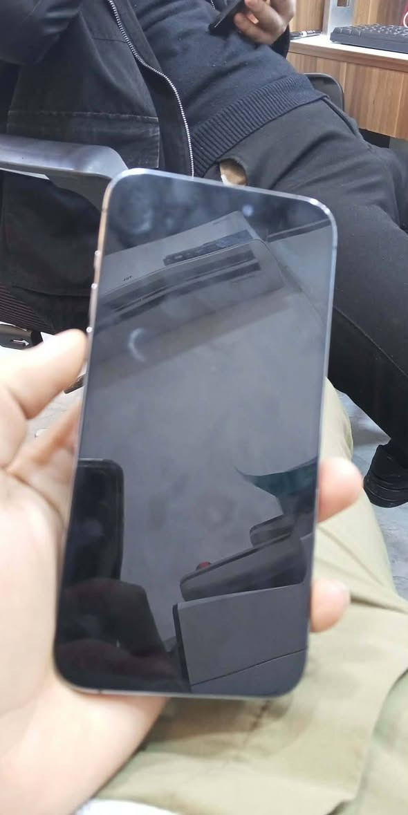 السلام عليكم
.14 برو ماكس 
.وكع وطفه ما اعرف عنه اي شي 
.*********** بيع او مراوس ب ايفون
