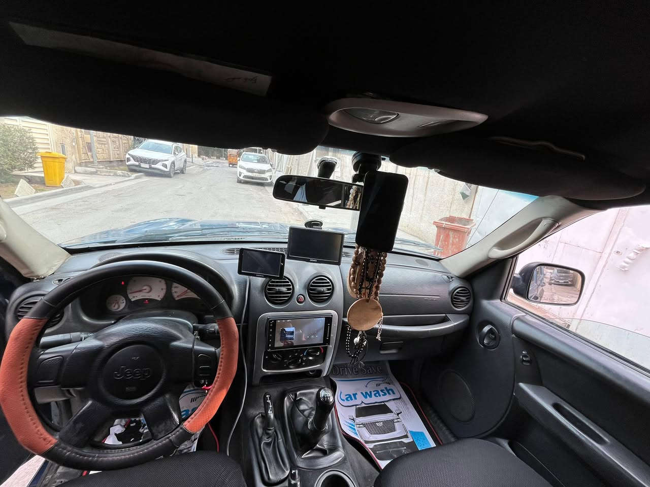 جيب لبيرتي 2004  للبيع او مراوس حسب القناعة
محرك V6 محرك 3700 بانزين كير عادي  فوريل شغال جام كهرباء و مري كهرباء  شاشة و كاميرا   احدث اصدار كهربائياتها كلها شغالة و محرك كفاله و صدر امامي مبدل جديد و صدر خلفي نظافه 90 بل ميه و بيها تخم تاير جديد و غرفتها حلوه السياره جافيه سابقاً و كشرها  شوف العين 
نقوصاتها 
صوت ونه بل كثر ما أعرف إذا كان بوربرن او غير شي بس كيرها قوي و تبديلاته كلها تمام  السياره تحويل فقط بدون وكالة يعني الي يشتري ثاني. يوم احوله سعرها 62  و بيها مجال 
مكاني بغداد للاتصال ***********
