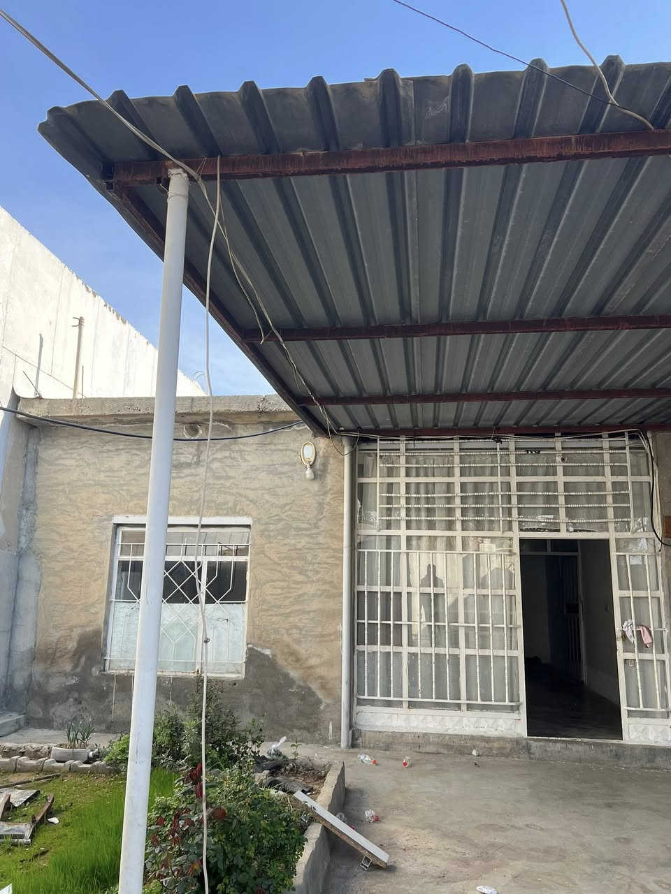 ئەو کەپرە بۆ فرۆشتن 7مەتر پان 5مەتر درێژ 
بۆ باخ بۆپێش خانوو دوکان بۆشوێنی مەڕوو ماڵات زۆر گونجاوە
***********
بۆنرخ پەیوەندی بکەن یان نامە بنێرن
ناو نیشان حاجیاوا
