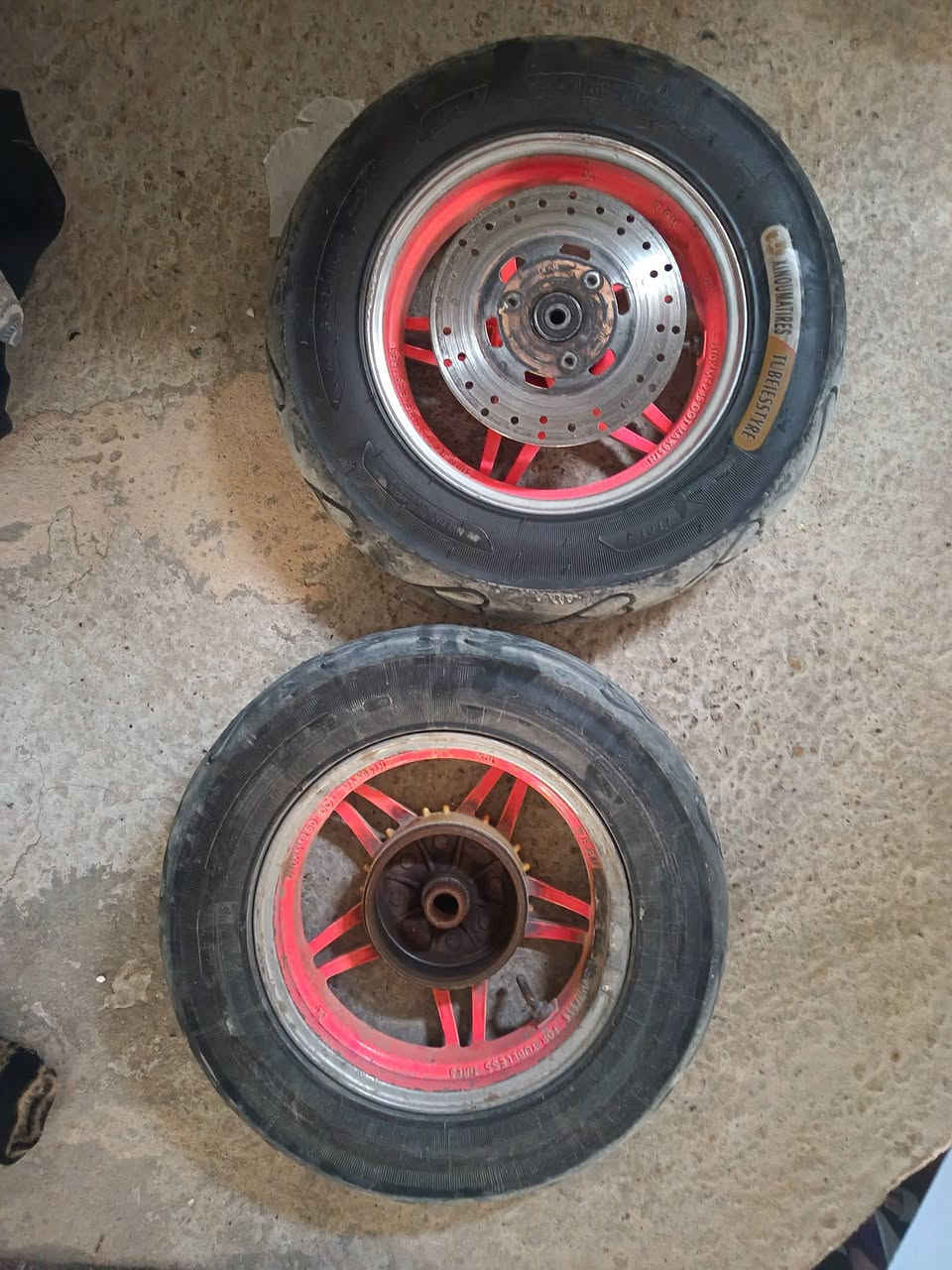 السلام عليكم وياله ماكس  نجمه لون وردي جارد مال رمبهه وياهن تايرات ابو القلب مايعيبهن شي بس الخلفي شويه بي لحيم مثل مموضح وبس ينشد يختفي سعرهن 125 قابل للتفاوض عنواني بغداد الزعفرانيه رقمي ***********
