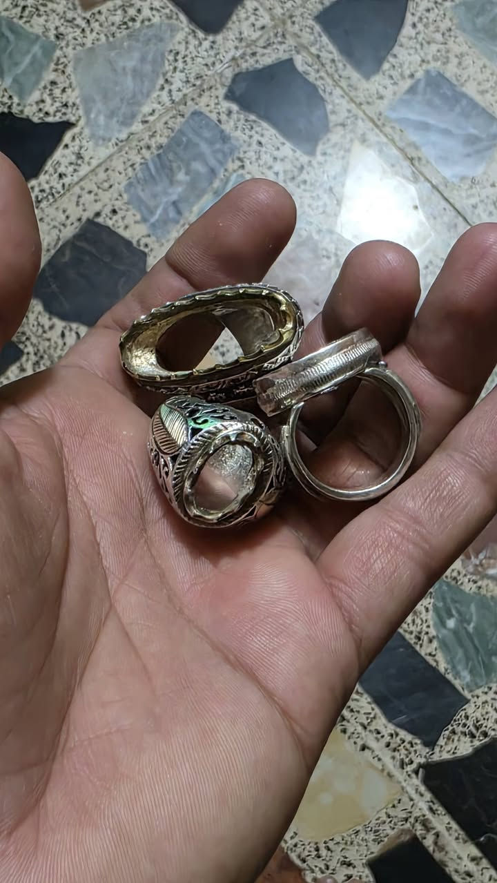 فضه للبيع خاتمين تقريبن واحد ٢٠ غرام واحد ٢١ غرام ولجبير ٣٤ غرام بي نحاس مكاني بغداد توصيل لا يوجد راسلني واتساب سعر الغرام ٣٣٠٠    رقمي *********** راسلني واتساب
