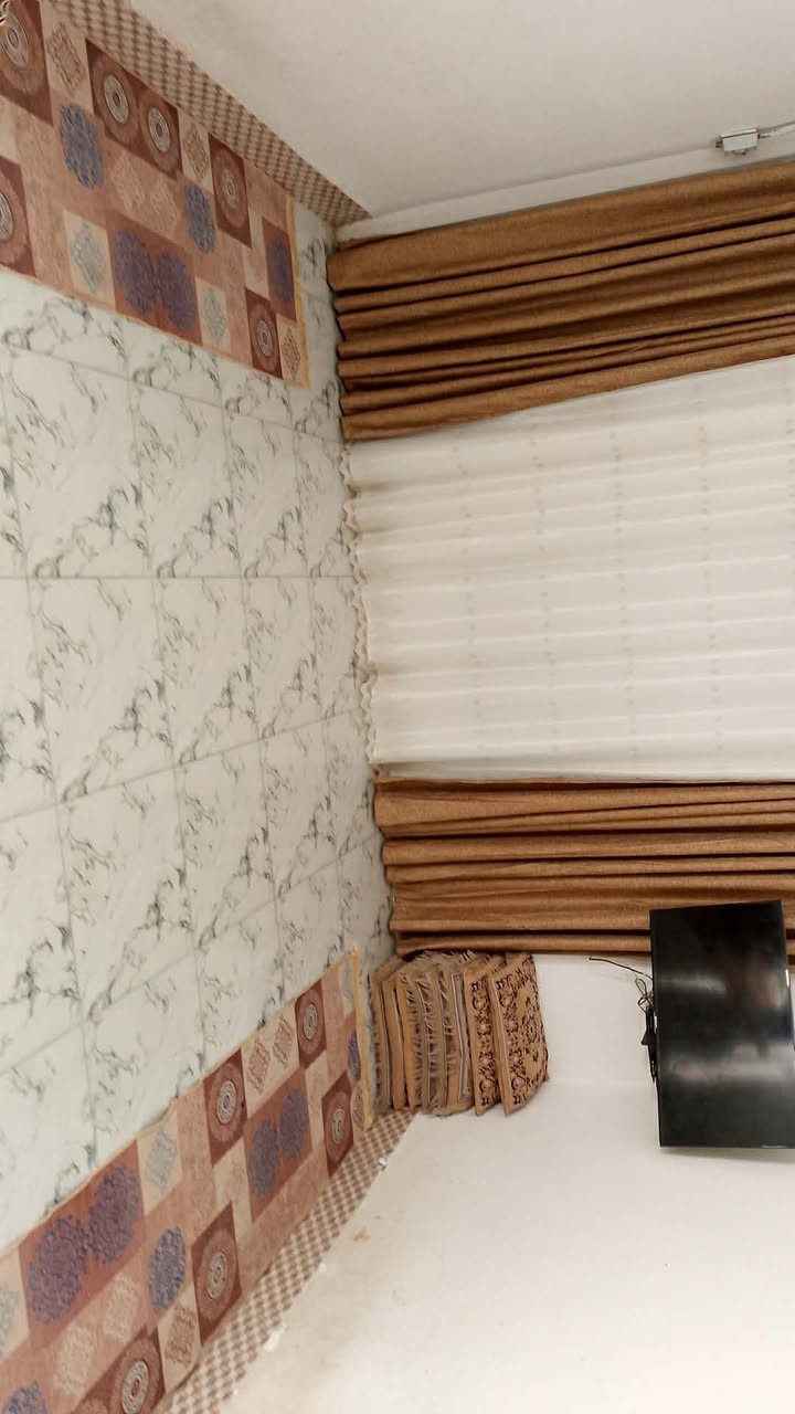 السلام عليكم
دار للبيع المساحه 200 متر واجهه 10 متر نزال 20 متر بوكس وبتلو طابوق
البناء بلوك سقف عكَاده
خريطه تتكون من غرفتين وصاله ومطبخ صحيات حمام خارجي وداخلي استقبال
البناء الحالي نقص غرفه واستقبال فقط
العنوان المعاره حي السجاد شارع الحسينيه
للاستفسار أكثر
*********** واتس اب
