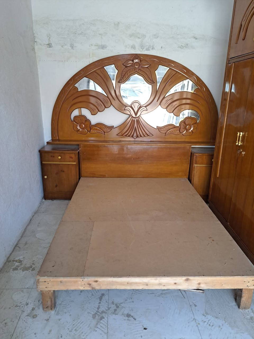 سلام عليكم غرفه نضيفه مستعمله خشب قوي لسعر450وبيها مجال لستفسار ***********
