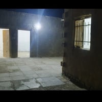 بيت اليجار غرفتين ومطبخ ارضيه كله سراميك حوش كاشي صحيات ماء كهرباء مول...