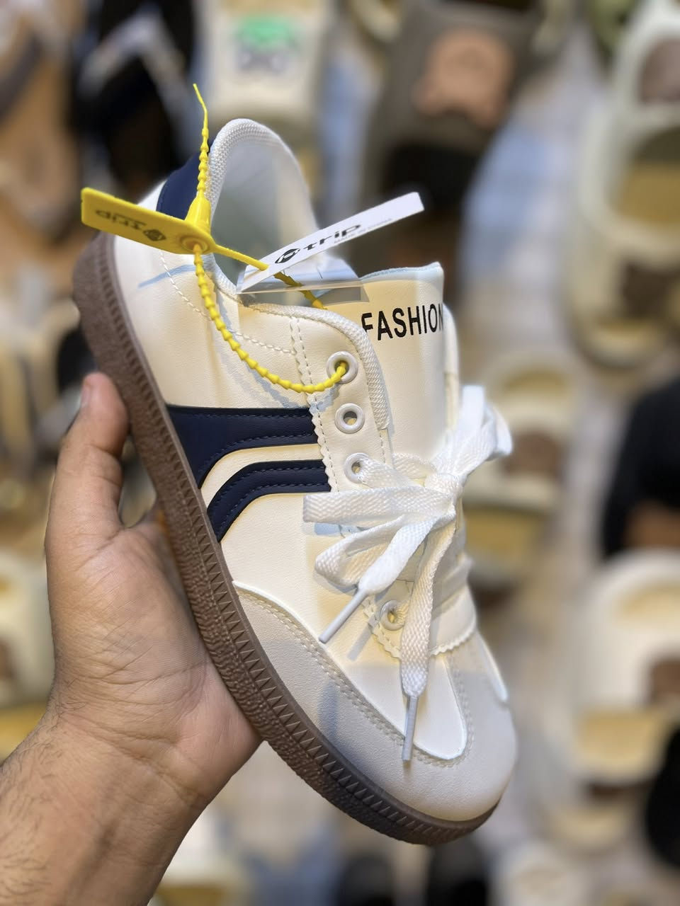 حذاء رجالي سعر القطعة 10 الف فقط  
كدر افحص ثم ادفع
القياسات: 40-41-42-43-44-45
خدمة التوصيل لجميع المحافظات 
للحجز يرجى مراسلة الصفحة
عنوانا كوت داموك شارع عماره كاظم عبيد👍👍


**إذا كنت صاحب هذا الإعلان وتريد حذفه لأي سبب، رجاءا أرسل رسالة إلى الدعم الفني**