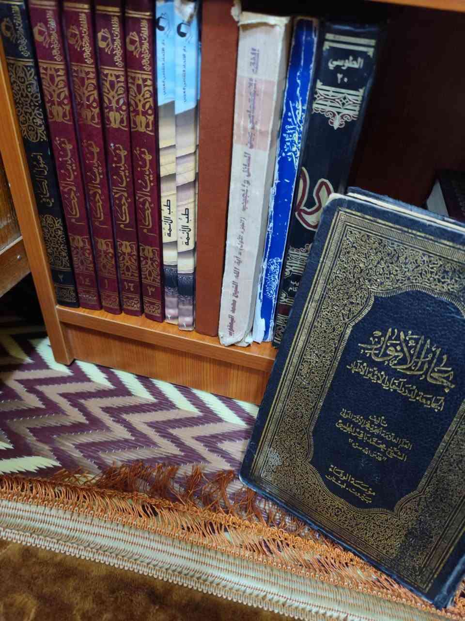 كتب مستخدمه للبيع 
١ـكتاب بحار الانوار قديم سعر ٥  الاف 
٢ـكتاب تهذيب الاحكام جزء السابع ب ٥
٣ـكتاب فقه الاجتماعي بين السائل والمجيب سعر ٥ الف 
٤ـكتاب الصحافه العراقيه والحركه الوطنيه سعر ٤ الف 
٥ .تهذيب الاحكام جزء الاول والثالث وال ١٤ وال ١٦ ذني ب ٢٠ الف أربعة أجزاء ذني فقط جدد ...
واذا كلهن سويه احسبهن ب ٣٥  الف وبيهن مجال 
علق وانه اجيك
هذا رقم اذا تريد اتصل ***********
