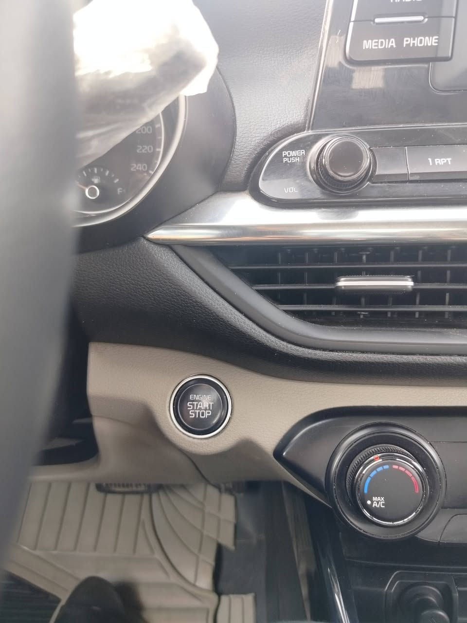 السلام عليكم
سيراتو 19
 فول عدا الفتحه بصمه تشغيل عن بعد حساسات تبريد قطعتين لدات وباقي المواصفات معروفه سياره جديده كير محرك تبريد كفاله
 بيها  الصبغ   شبرين بدوسه موجود صوره قبل صبغ

وبيها بارد بداير جاملغ خلفي  باقي سياره كفاله  هزه وسنويه وارقام كله جديد 
ماشيه 93 
رقم بغداد بسمي 

مكاني سماوه 

تفاصيل اكثر خاص او اتصال 

***********
