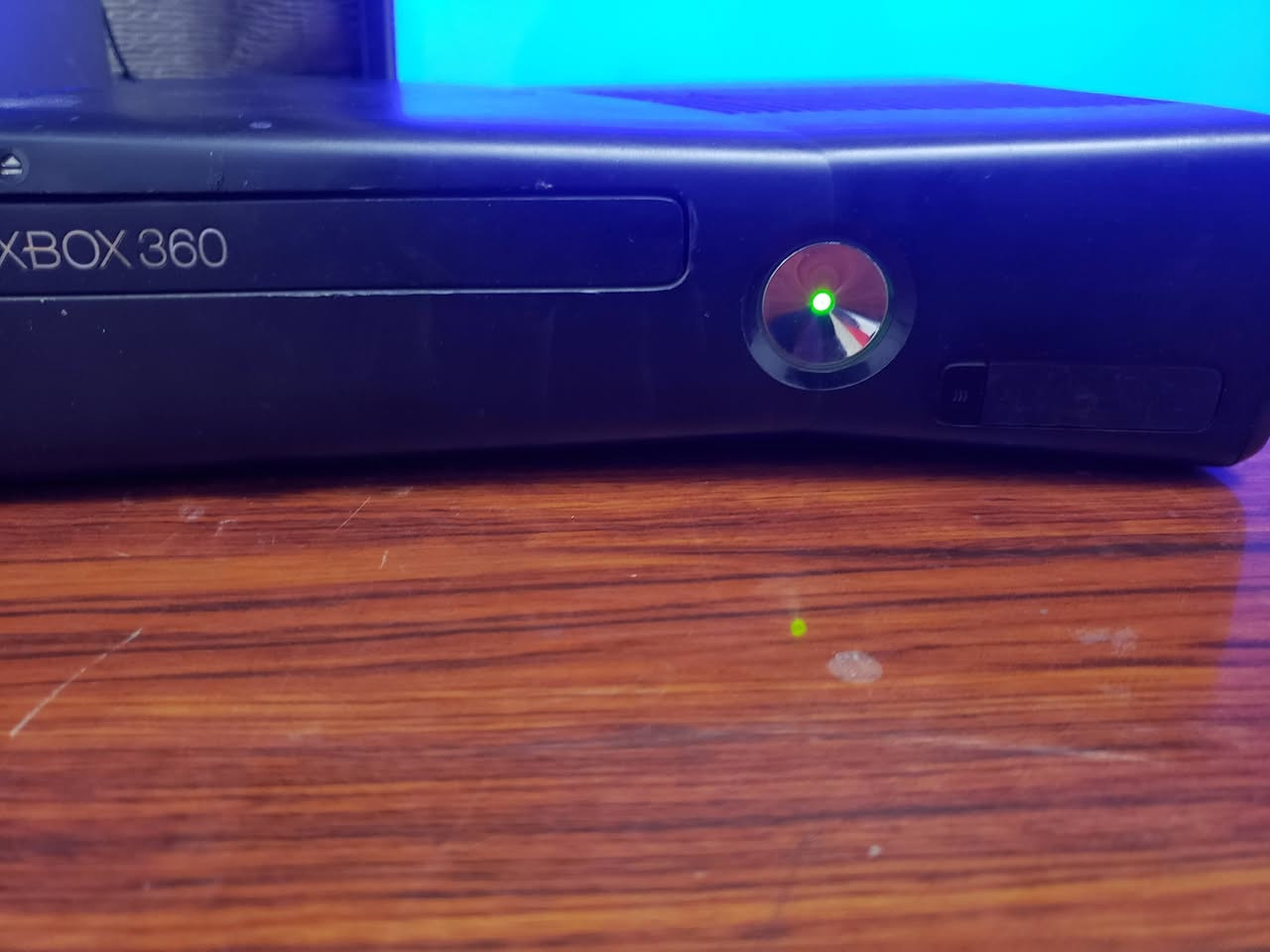 عندي اكسبوكس ٣٦٠ كامل مع يدات ثلاثه اصليات و وحده  تجاري  ذاكرة 350 مراوس ب بلي فور


**إذا كنت صاحب هذا الإعلان وتريد حذفه لأي سبب، رجاءا أرسل رسالة إلى الدعم الفني**