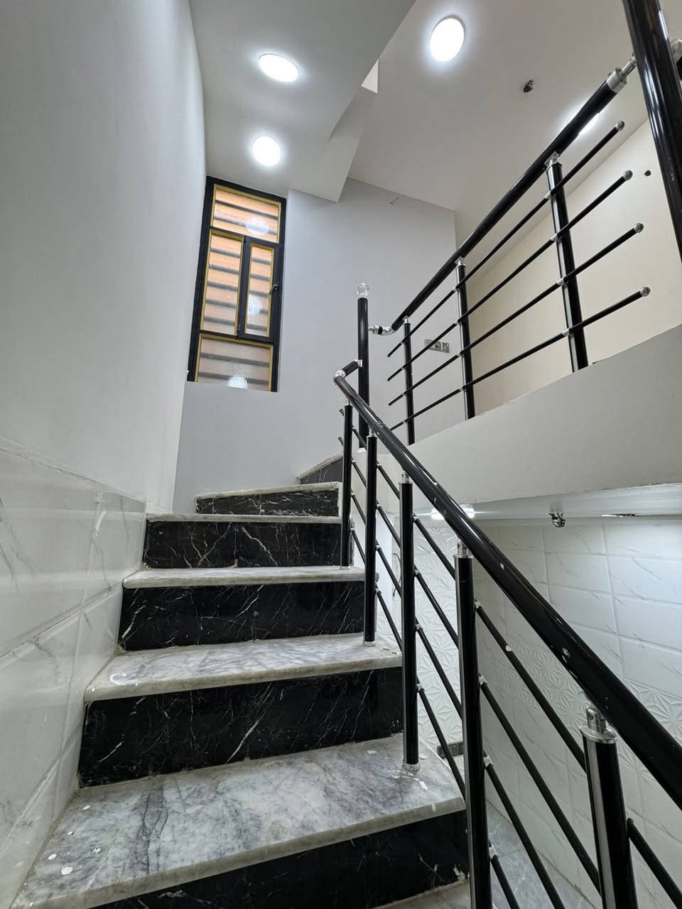 مكتب الزبيدي للعقار🏠🏠
للبيع مشتمل مساحة ٥٥ متر حديث 
📍العنوان حي القاهرة قرب الخط السريع داخل فرع 
يحتوي على طرمة وصالة ومطبخ وخدمات وغرفة نوم
والطابق الثاني يحتوي على غرفتين نوم وخدمات والثالث بيتونة وسطحين
للاستفسار اكثر مراجعة مكتب الزبيدي للعقار
📍عنوان المكتب حي القاهرة بظهر تانكي المي مقابل جامع المثنى
 او الاتصال على:
***********
