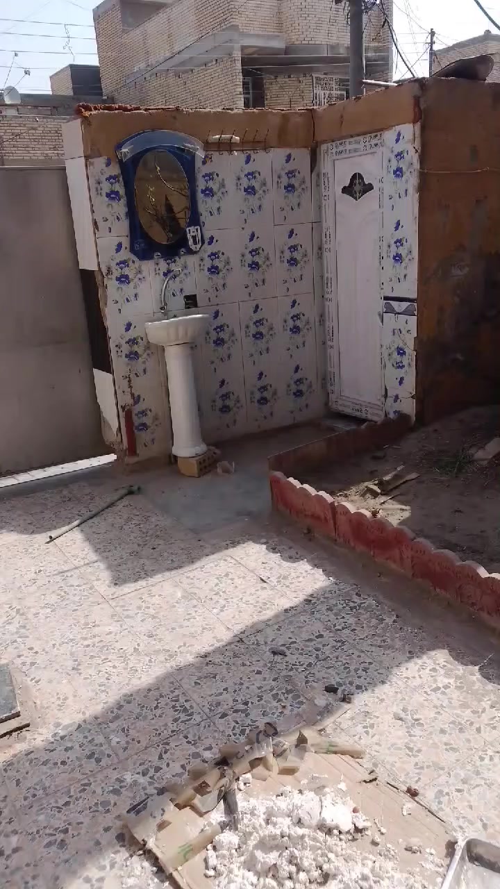 للبيع مساحة ١٥٠ نضيف وقريب عالتجاري الحسينية جامع الشهيد رائد ***********
