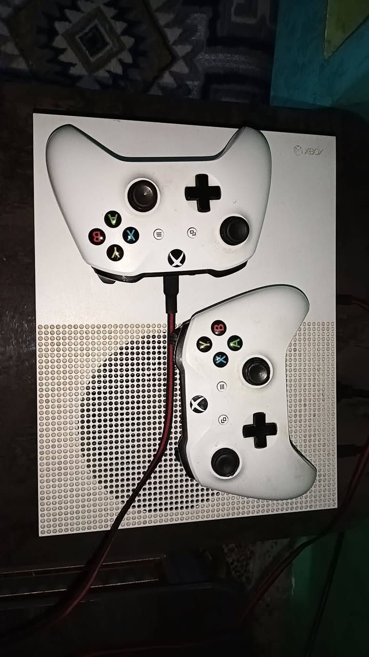 Xbox One S 1Ter كامل محلقاته 2يده قرص فيفيا 15انكليزي كارتون السعر 175وبيه مجال مكاني الانبار الخالديه توصيل ماعندي ‏‪***********‬‏
