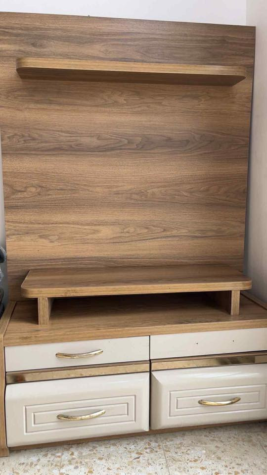 السلام عليكم
ميز تركي اربع جرارات ورف ومكان للشاشة جديد جدا 
الله يشهد اربعه ميكدرون يحملوه 
مكاني الحله 
السعر 200
***********
