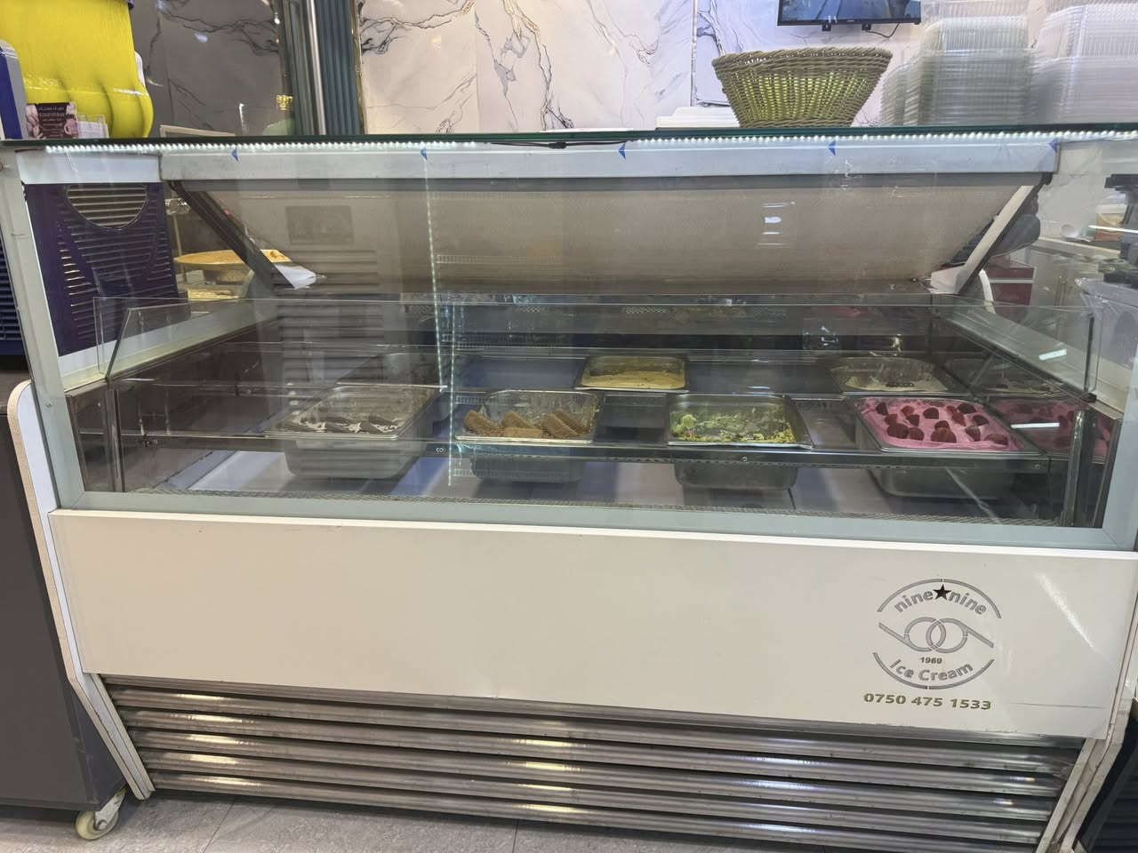 عارضه ايس كريم للبيع
***********
