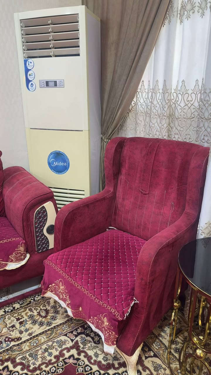 تخم  تركي خشب بلوك نظيف سرير ومخزن  قياس المقعد ٩٠ حجم كبير  وكعدته مريحة     سعره ٦٥٠ بيه مجال بسيط


**إذا كنت صاحب هذا الإعلان وتريد حذفه لأي سبب، رجاءا أرسل رسالة إلى الدعم الفني**