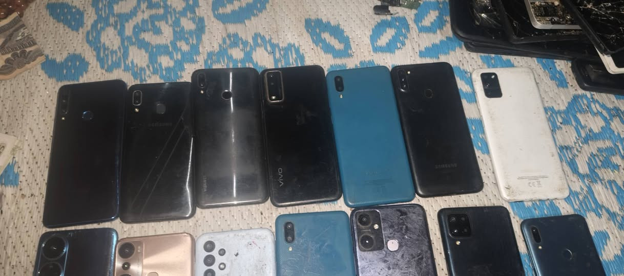 هواتف للبيع عاطله مااعرف عطلهن عدد 21
توصيل موجود ***********
