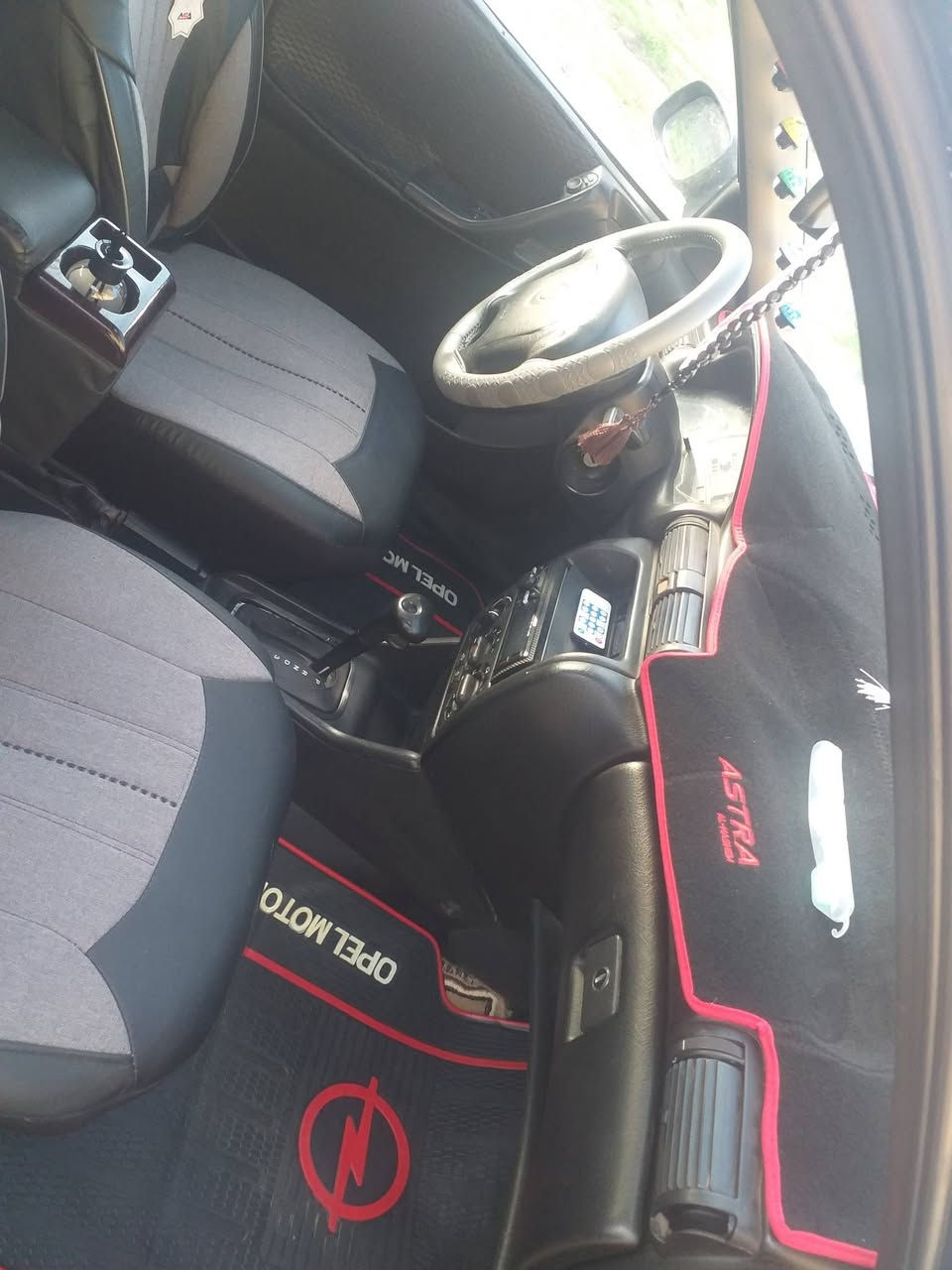 استرا للبيع موديل (93)
رقم جديد بغداد
كابون بانزين بيها 
شرط التحويل 
غرامات صفر 
طخم ورا وكدام جديد 
حجم مكينة 20 شرط
كير اوتو
تبريد بلادي شغال اي نقص مابيه

كهربائيات كلها شغاله 
سعر (54)وبيها مجال للطيبين 
استفسار ع رقم (***********)
***********
مابيها قطرة صبغ طخم تايرات دوشمة جديد مابيها اي نقص سيارة
